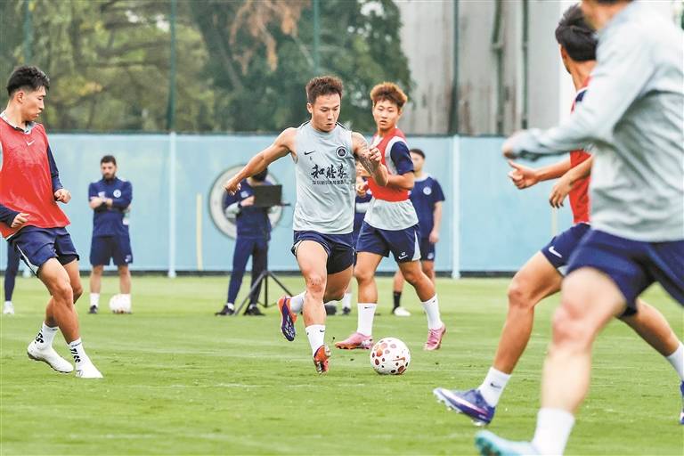 新鹏城上半赛季只剩四外援 主教练陈涛：打磨战术，踢出“团队足球”